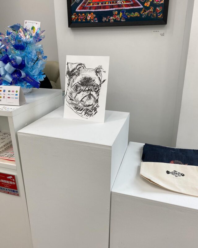 ドローイングイベントにご参加頂きました皆様ありがとうございました😊
ご好評につき5月24日最終日も14:00-17:00に開催いたします。
アーティスト・大谷太郎によるドローイングイベントを開催いたします。
その場で、お客様のご希望に応じて、動物（犬や猫など）をモチーフとしたドローイング作品を制作いたします。
■開催日時
2025年5月24日（土）14:00〜17:00
■会場
tagboat
■料金
11,000円（税込）
※当日、現金・クレジットカード・交通系IC・ID・PayPay などでお支払いいただけます。
■ご参加方法
ご希望の方は、当日会場まで直接お越しください。
※混雑状況によっては、お待ちいただく場合がございます。あらかじめご了承ください。
■モチーフについて
描いてほしい動物を会場にお連れいただいても、お写真をご持参いただいても構いません。
#tagboatgallery #現代アート #犬同伴可 #似顔絵イラスト #デザイン #イラスト